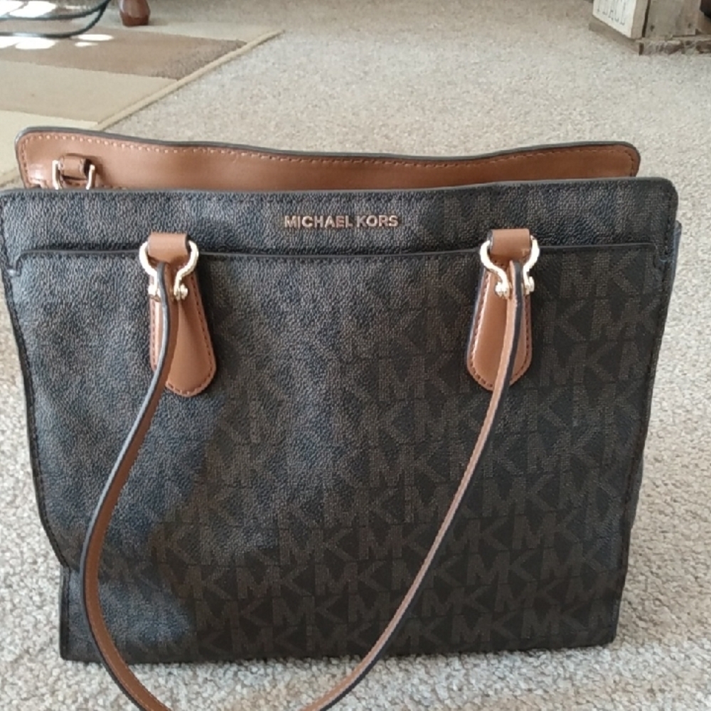 Michael Kors   Women's shoulder  Bag... EXCELLENT CONDITION